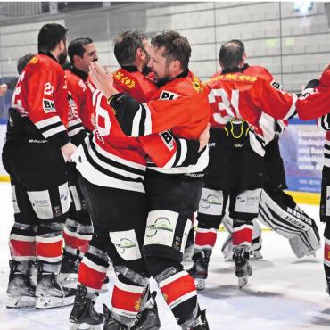 Griff nach der goldenen Ananas - Jubel beim HC Fischbach-Göslikon nach dem Meistertitel im Vorjahr. Die «Indianer» gehören auch dieses Jahr zu den Topteams der Liga. Es wäre spannend zu sehen, wie sie sich in der 2. Liga behaupten könnten. Vorerst wird man das nicht erfahren. Bild: Archiv/awa