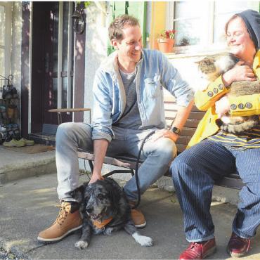 Eigene kleine Welt kreiert - Während Stefan Sprengers Hund Brazzo schon im ersten Band mit von der Partie war, kommt Esther Sorgs Katze Madame Miau jetzt zu ihrem ersten Auftritt im Chnorrlimorrli-Universum. Bild: Chregi Hansen