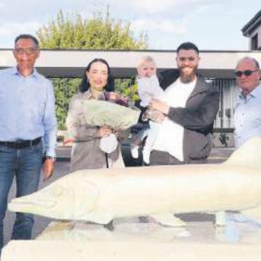 Mit Mila wird das Dorf vierstellig - Gemeindeschreiberin Cornelia Burkard, Gemeinderat Ivan Bieri, Shirin Ziltener, Mila Ziltener, Nico Panico, Gemeindeammann Daniel Moor und Gemeinderat Peter Huber (von links) feiern diesen speziellen Moment. Bild: ake