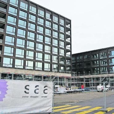 Einweihung wohl im Herbst - Die beiden Hochhäuser am Mutschellenplatz stehen bereits. Der Innenausbau ist in vollem Gange. Davor entsteht in den nächsten Monaten ein öffentlicher Platz. Bild: Roger Wetli