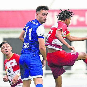 Die Übertreter der Liga - Sinnbildlich für die Kartenflut beim FC Wohlen. Leotrim Nitaj (Mitte) kassierte fünf Verwarnungen in neun Spielen. In der laufenden Saison erhielt er drei Gelbe und eine Gelb-Rote Karte. Bild: waw/Archiv