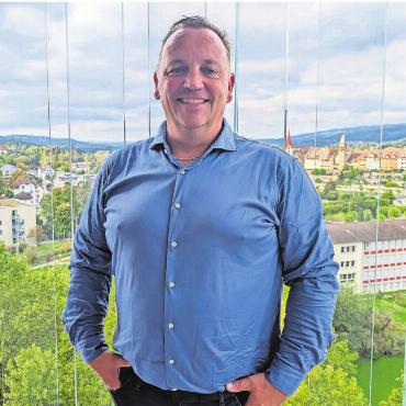 «Meine Tür steht offen für alle» - Stephan Troxler am Tag der Wahl vor seinem Bremgarten. Der Parteilose will ein Stadtammann für alle sein. Für das Amt hat er seine langjährige Laufbahn bei der Stadtpolizei Zürich beendet. Bild: huy/Archiv