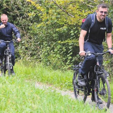 Ganz schön anstrengend - Am Vormittag war die Laune noch bestens. Mit dem Militärvelo ging es von Wohlen nach Bremgarten – und dann rennend weiter zum Campingplatz in Sulz.