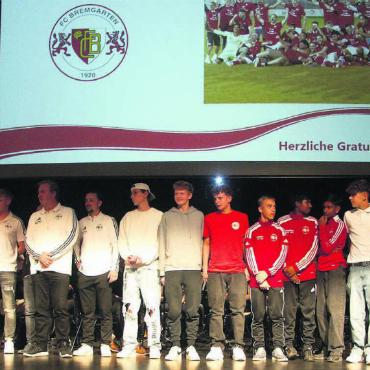 Jubilare und Sieger - Einer von vielen geehrten Vereinen: Der FC Bremgarten wurde gleich für mehrere Verdienste im laufenden Jahr ausgezeichnet. Unter anderem für Aufstiege in verschiedenen Altersklassen. Bild: Vincenz Brunner