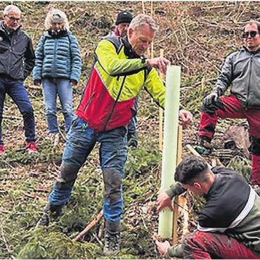 Viele helfende Hände für den Wald - Revierförster Urs Huber (3. v. l.) gab Anweisungen.
Bild: it