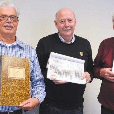 Stolz auf die eigene Geschichte - Sie sind stolz auf die 150-jährige Geschichte des Männerchors Berikon: (von links.) Vizepräsident Karl Meier, Präsident Urs Schrepfer und Festchef und Materialwart Kurt Döring. Bilder: Roger Wetli / zg