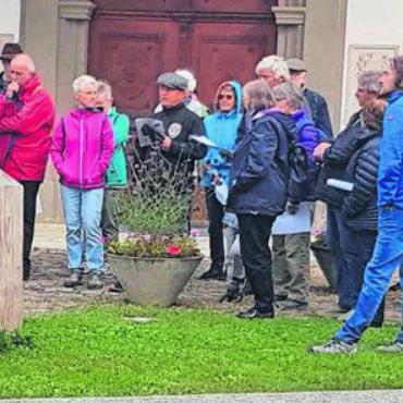 Auf den Spuren der Flurnamen - Die Teilnehmenden lauschten Bild: aha