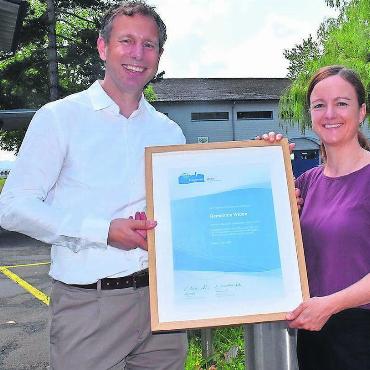 «Wir haben uns verbessert» - Nora Herbst vom Trägerverein Energiestadt gratuliert Gemeinderat Christian Moser zum Erreichen des Labels. Bild: Erika Obrist