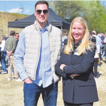Grundstein für zweite Etappe gelegt - Sie freuen sich über 
den Start der zweiten Etappe im Widacherquartier: Simon Elliscasis, Leiter Verkauf der Fortimo AG (links), und Janine Lekaj-Karge, Verkauf Fortimo AG.
Bilder: Roger Wetli