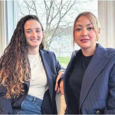 Von Mamis und «Moneys» - Angela Benitez (links) und Francesca Hübscher sprechen in ihrem Podcast «Mami-Dialog» auf Spotify offen über ihre Sorgen, Wünsche und Erfahrungen. Bild: Stefan Sprenger