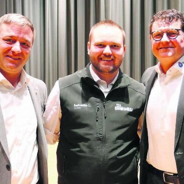 Stetig mehr Mitglieder - Das neue Ehrenmitglied, Peter Koch, und der Neue im Vorstand, Tim Wernli, zusammen mit Marco Lütolf, Präsident der TCS-Untersektion Freiamt (von links). Bild: Richard Gähwiler