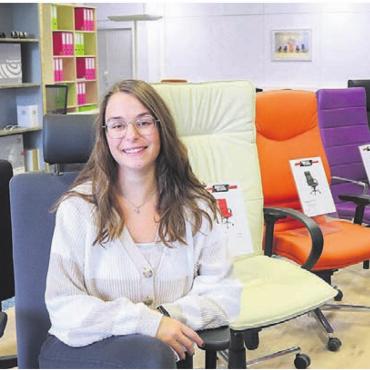 Büro Weber AG – der kompetente Partner - Die Büro Weber AG bietet eine gut assortierte Ausstellung. Markus Webers Tochter Tamara steht den Kunden mit Rat und Tat zur Seite. Bild: sa