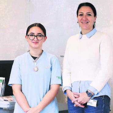 Wie weiter nach der Schule? - Loresa (links), Fachfrau Gesundheit im 1. Lehrjahr, und Ivana Haefeli, Leiterin Pflege & Betreuung im Alterszentrum Kehl Baden, haben sich an der letztjährigen Lehrstellenbörse kennengelernt. Bild: pd