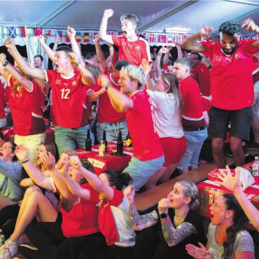Fast alles ist top - Wenn die Schweiz spielt, dann bebt das ganze Zelt. Bilder: zg