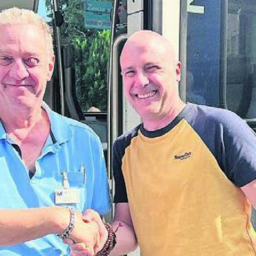 «Der coolste Job der Welt» - Marco Bianchi (l.) nimmt nach seiner letzten Fahrt einen verdienten Händedruck von Oliver Marfurt, Standortleiter Lokpersonal BDB, entgegen. Bild: wam