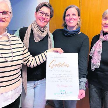 Jahreserlös für Jugendliche - Das Flohmarkt-Team übergibt den Scheck an Monika Jenni und Barbara Imboden von «Never walk alone». Bild: zg