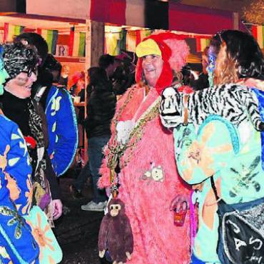 «Lasst es krachen» - Im Niederwiler Dschungel treffen an diesem Abend die buntesten Gestalten in friedlicher Mission aufeinander.