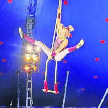 Von der Zirkuswelt verzaubert - Die Profis vom Circus Luna zeigen es vor und stehen mit Rat und Tat zur Seite.
