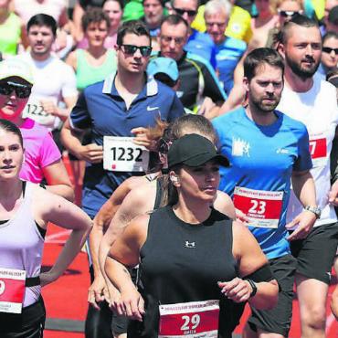 Mit Titelverteidigern und Jubilaren - 661 Teilnehmer starteten letztes Jahr am Wohler Pfingstlauf. Die Organisatoren der LR Wohlen hoffen dieses Jahr auf noch mehr Anmeldungen. Die neue 5-km-Kurzstrecke soll dabei helfen, zusätzliche Läuferinnen und Läufer für den Lauf zu begeistern. Bild: Archiv/spr