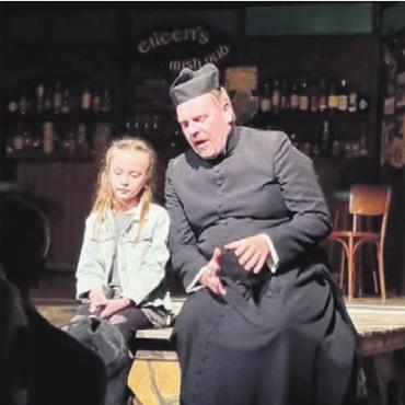 Jacky’s Improvisation ins Glück - Pfarrer Patrick (Michael Diener) und Moira (Laurine Keller), ins Gespräch vertieft.
