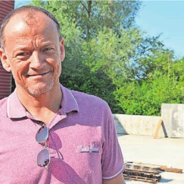 Es läuft – an zwei Fronten - Daniel Walter, Präsident der Stiftung Biberbau, freut sich über den Baufortschritt. Bild: ake