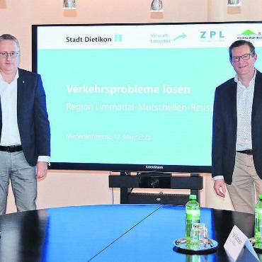 Schluss mit der «Pflästerlipolitik» - Das Verkehrsproblem soll jetzt angepackt werden. Dies fordern (v. l.) Stefan Bossard) Regionalplanungsverband Mutschellen-Reusstal-Kelleramt), Roger Bachmann (Zürcher Planungsgruppe Limmattal), Josef Wiederkehr und Brigitte Becker. Bild: Sabrina Salm