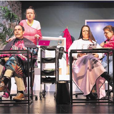 Lebhafte Unterhaltung - Die Theatergruppe Widen präsentiert eine sehr unterhaltsame Geschichte, die sich in einem Coiffeursalon abspielt. Bild: zg
