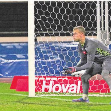 Negativspirale dreht sich weiter - Direkt in die Hände. Concordia-Goalie Simon Caillet bleibt stehen und fängt den Elfmeter von Kaan Yilmaz ab.