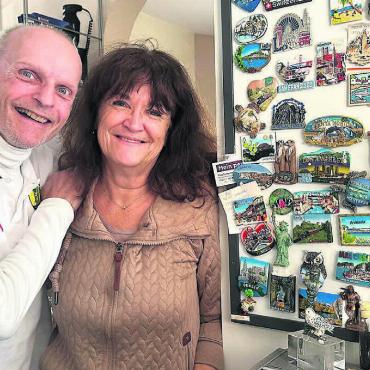 Der Wundermensch - Jürg Mauberger und seine Frau Susanna wollen noch viele weitere Erinnerungsmagnete sammeln. Bild: Stefan Sprenger