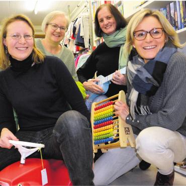 Nachhaltig seit 50 Jahren - Sie setzen sich gerne für die Kinderkleiderbörse Calimero ein: (v. l.) Claudia Strebel, Rita Gempp, Daniela Eilingsfeld und Petra Corte. Es fehlen vom Leitungsteam Charlotte Hüsser und Zita Imhof. Bild: Roger Wetli