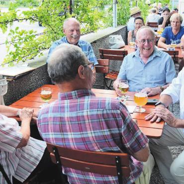 Hier ist er gern zu Gast - Der Landammann-Stammtisch ist für Markus Dieth (rechts) keine Pflicht, er mag den direkten Kontakt mit dem Bürger. Und zu einem Glas Bier sagt er auch nicht Nein. «Hier in Villmergen brauen sie gutes», weiss er aus Erfahrung. Bild: Chregi Hansen