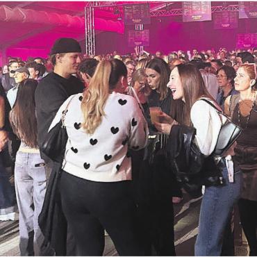 «Erwartungen übertroffen» - Ausgiebig wurde an den Partys im grossen Eventzelt getanzt und zusammen eine gute Zeit genossen. Nach den Konzerten, die bis tief in die Nacht gingen, sorgten DJs für Stimmung. Bilder: Sabrina Salm / Roman Brader