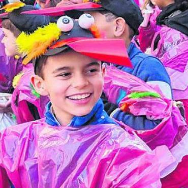 Fantastisches Städtli - Traditionell sind auch die Schulen Teil der grossen Bremgarter Fasnachtssause. Was am Sonntag für unzählige strahlende und leuchtende Kindergesichter inmitten des bunten Zaubers sorgte.