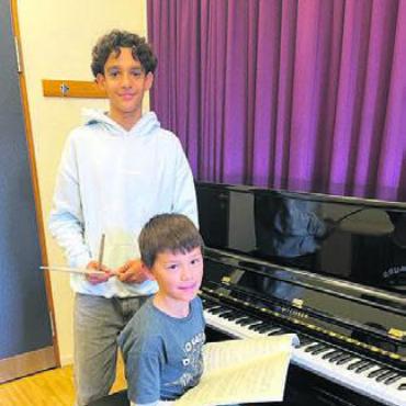 Erfolgreich am Aargauischen Musikwettbewerb - Schlagzeugschüler Alexander Gürtler (links) erhielt den 3. Preis, Klavierschüler Wilhelm Neubeck den 2. Preis. Bild: zg