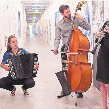 Fröhlich besinnliche Musik - Das Freilach Trio spielt Musik, in der gelacht, geweint und geklagt wird. Bild: zg