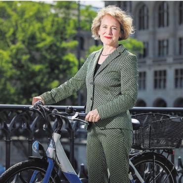 «Mit Haut und Haar» - Der Verkehr sorgt in der Stadt immer wieder für Gesprächsstoff. Corine Mauch bevorzugt das Fahrrad. Bild: Dominique Meienberg