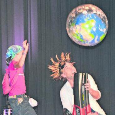 Das bleibt in Erinnerung - 17. Juni: Die Experimente von Professor Bummbastic gefielen den Kindern am Zufiker Schulfest.