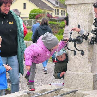 Damit er noch viel Freude spendet - Der Brunnen von 1869 tut seinen Dienst noch – auch sehr zur Freude der Kinder.