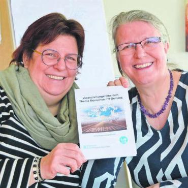 Mit- statt gegeneinander - Sie arbeiten sehr gerne zusammen: Daniela Gamper von KISS Reusstal-Mutschellen (links) und Maria Trost von der reformierten Kirche Bremgarten-Mutschellen. Bild: Roger Wetli
