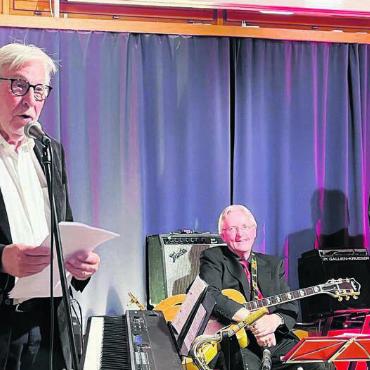 Verdiente Ehrung - Pitsch Isler bei seiner humorvollen Laudatio. Er outete sich als grosser Fan des Ensembles.