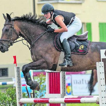 Nass und glücklich - Lill Bammert sprang auch selbst mit – und schaffte es mit dem Team vom KV Bünztal beim «Bünztal-Cup» auf den 3. Rang. Bilder: Stefan Hotz