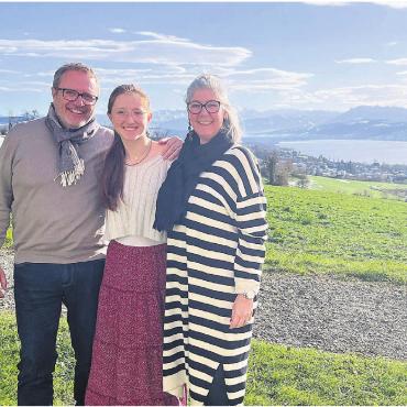Familie vereint auf der Bühne - Vogellisi Sophie Niederberger und ihre Mutter Sabine waren schon bei der diesjährigen Produktion dabei. Vater Erich Niederberger hingegen wurde vom Zuschauer zum Laiendarsteller «befördert». Bild: zg