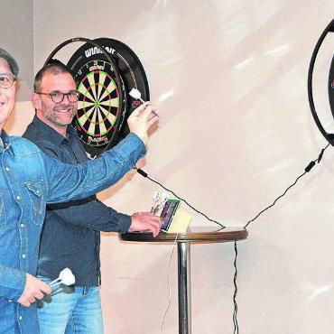 Verein mit Volltreffergarantie - Silvano Stierli (links) und Stefan Schwarz haben sich von der Faszination des Zielens und Treffens fesseln lassen. Mit der Vereinsgründung der Mutsch-Steel-Darter wollen sie Dartbegeisterten aus der Region ermöglichen, die klassische Version des Dartsports ausüben zu können. Bild: Sabrina Salm