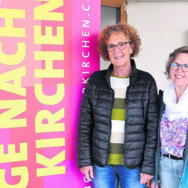 Kirche wird Kinosaal - Sie freuen sich auf eine «Lange Nacht der Kirchen», die dauerhaft in Erinnerung bleibt: (v. l.) Vroni Peterhans, Lisbeth Kohler, Andrea Leuenberger und Daniel Peterhans. Bild: Roger Wetli