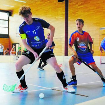 Erfolg und Platznot - Der UHC Blue Sharks Waltenschwil (Blau) und der UHC Ramba Zamba Merenschwand (Orange) können aus Kapazitätsgründen nur Kleinfeld-Unihockey anbieten. Bilder: zg
