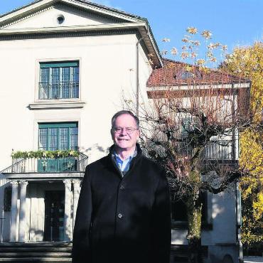 Manchmal staunt er selbst - Walter Dubler vor dem Strohmuseum mit dem prächtigen Park: Als Mitglied der Stiftung Freiämter Strohmuseum war er an der Entwicklung des Anwesens und des Museums massgeblich beteiligt. Nun verabschiedet er sich von der Tätigkeit im Stiftungsrat. Bild: Daniel Marti
