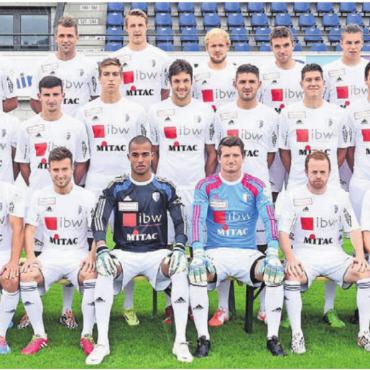 Das ist der beste FC Wohlen aller Zeiten - FC Wohlen 2014/15, hinten, von links: Mario Schönenberger, Roman Buess, Joel Geissmann, Ronny Minkwitz, Stefano Milani, Marijan Urtic. Mitte, von links: Boris Ivkovic (Torhütertrainer), Simona Bergamo (Masseurin), Giuseppe De Filippo, Davide Giampà, Samir Ramizi, Simone Rapp, Kevin Pezzoni, Alban Pnishi, Mario Bühler, Mateo Barac, Ciriaco Sforza (Trainer), Umberto Romano (Co-Trainer), Lucien Tschachtli (Verwaltungsrat). Vorne, von links: Rexhep Thaqi, Besart Xhema, Mergim Brahimi, Joel Kiassumbua, Flamur Tahiraj, Dylan Stadelmann, Michael Weber, Bujar Lika. Es fehlen: Sawwas Exouzidis, Alain Schultz, Luigi Milicaj, Simon Grether, Claudio Holenstein, Haxhi Neziraj. Bild: Archiv/awa