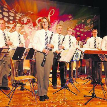 Musikkultur vom Feinsten - Die Musikgesellschaft nimmt nach dem Konzert den Applaus des zahlreich erschienenen Publikums entgegen.