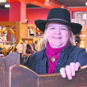 Das Mekka der Western-Fans - Wie im Saloon, aber mit vielen Westernkleidern. Sybille Menzi in ihrem Laden in Rottenschwil. Bild: ake