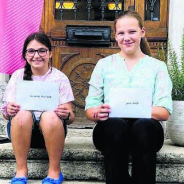 Abenteuer beginnt im Kopf - Freuen sich über den Gutschein: (v. l.) Vivienne Michienzi und Jana Koch. Bild: zg